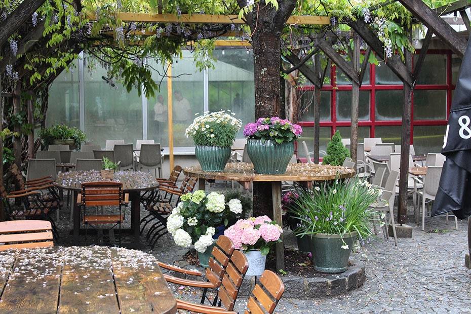 Tische unter Bäumen im Giardino