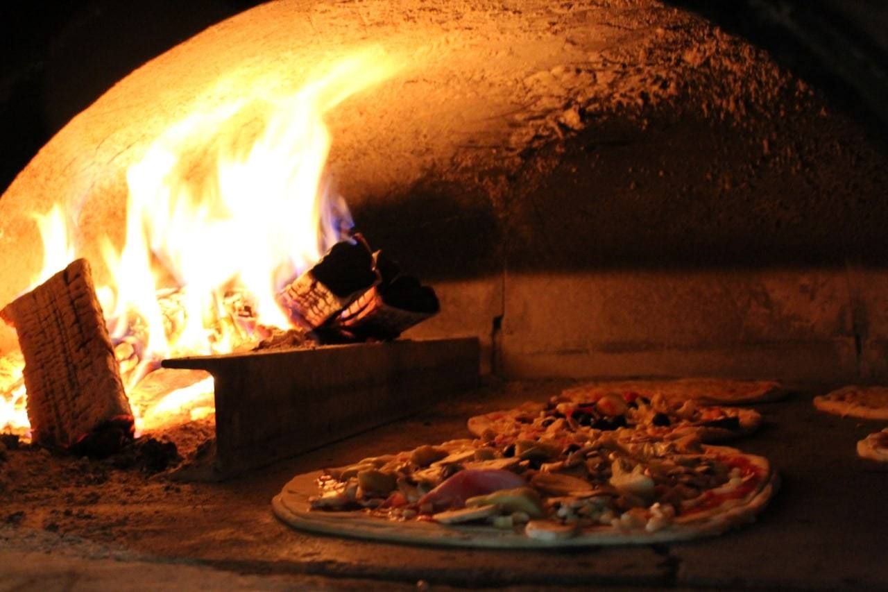 Holzofen-Pizza