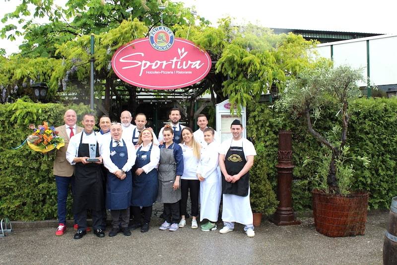 Das Team des Ristorante Sportiva vor dem Eingang